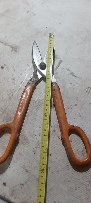 Metalne škare za lim sa narančastim drškama. - Tip: škare za sečenje at lalafo.rs Metalne škare za lim sa narančastim drškama. - Tip: škare za sečenje