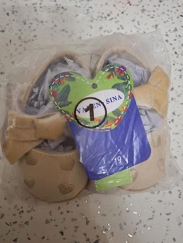 Par bež lakovanih cipelica za bebe, ukrašenih srcima i mašnicama od at lalafo.rs — 2 Par bež lakovanih cipelica za bebe, ukrašenih srcima i mašnicama od — 2