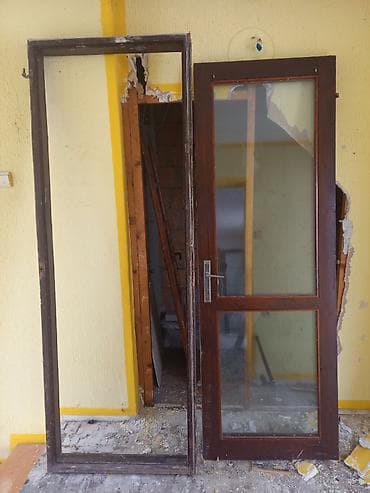 Balkonska drvena staklena vrata sa štokom - Materijal: drvo, tamno na lalafo.rs Balkonska drvena staklena vrata sa štokom - Materijal: drvo, tamno