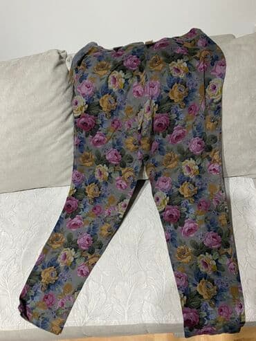 Ostale pantalone: Ženske pantalone sa cvetnim printom - Model: ravne dužine, klasičan na lalafo.rs Ostale pantalone: Ženske pantalone sa cvetnim printom - Model: ravne dužine, klasičan