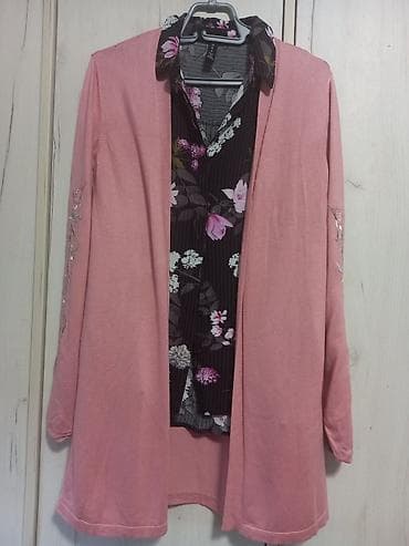 Kardigan u l vel roze boje. Tanja trikotaza. Na rukavu ima na lalafo.rs Kardigan u l vel roze boje. Tanja trikotaza. Na rukavu ima