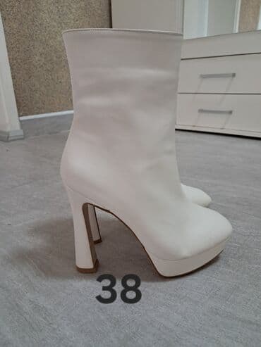 Gležnjače, 38 na lalafo.rs Gležnjače, 38