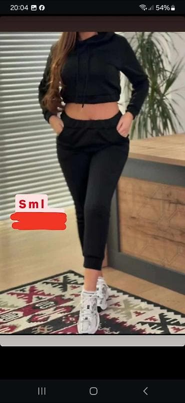 Dvodeleni ženski komplet – crna trenerka - Gornji deo: kratki duks s na lalafo.rs — 1 Dvodeleni ženski komplet – crna trenerka - Gornji deo: kratki duks s — 1