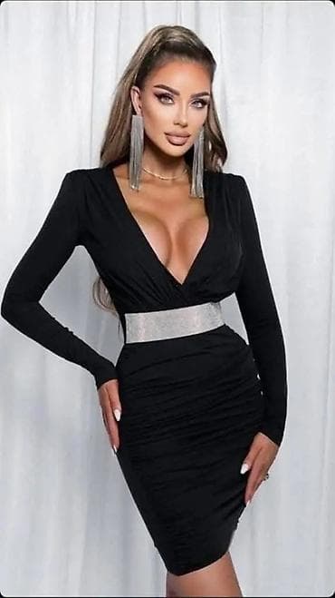 Elegantna crna mini haljina sa dugim rukavima i dubokim V dekolteom na lalafo.rs Elegantna crna mini haljina sa dugim rukavima i dubokim V dekolteom