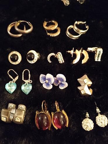 Raznovrstan set minđuša, uključujući viseće modele, alke i minđuše sa na lalafo.rs — 2 Raznovrstan set minđuša, uključujući viseće modele, alke i minđuše sa — 2