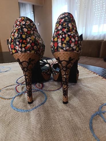 Štikle sa otvorenim prstima i platformom, ukrašene raznobojnim cvetnim at lalafo.rs — 4 Štikle sa otvorenim prstima i platformom, ukrašene raznobojnim cvetnim — 4