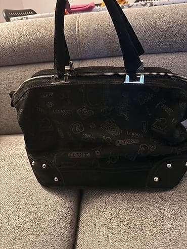 Loewe extra uradjena
Spolja velur koza
Unutra imitacija
Teska na lalafo.rs Loewe extra uradjena
Spolja velur koza
Unutra imitacija
Teska