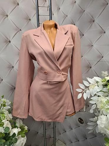 Damski komplet sako + mini suknja-šorc - Model: kratki dvoredni sako na lalafo.rs Damski komplet sako + mini suknja-šorc - Model: kratki dvoredni sako