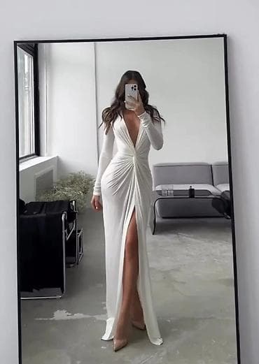 Elegantna duga haljina sa dubokim V izrezom i naglašenim strukom - na lalafo.rs Elegantna duga haljina sa dubokim V izrezom i naglašenim strukom -