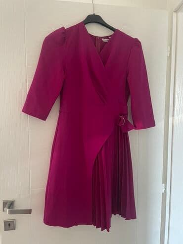 Elegantna fuksija haljina sa preklopom i asimetričnim detaljem. - na lalafo.rs Elegantna fuksija haljina sa preklopom i asimetričnim detaljem. -