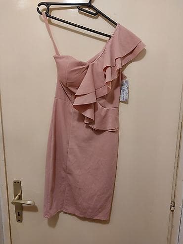 Elegantna asimetrična haljina u puder‑roze boji. - Kroj: uska silueta na lalafo.rs Elegantna asimetrična haljina u puder‑roze boji. - Kroj: uska silueta