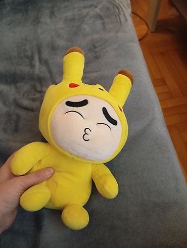 Plišana igračka – žuti lik sa kapuljačom u stilu Pikachua - Dimenzije na lalafo.rs Plišana igračka – žuti lik sa kapuljačom u stilu Pikachua - Dimenzije