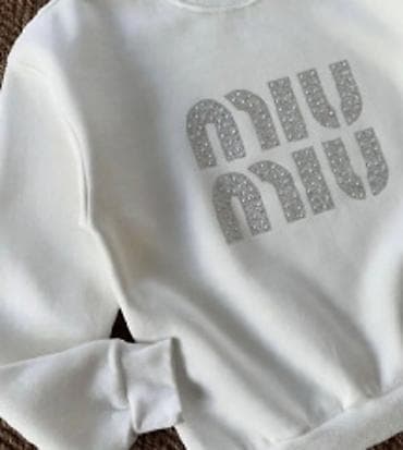Beli ženski duks sa kristalnim aplikacijama “MIU MIU” - Model na lalafo.rs — 3 Beli ženski duks sa kristalnim aplikacijama “MIU MIU” - Model — 3