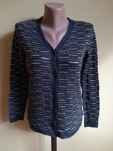 Dzemper tanji na kopcanje
Poluobim grudi 42, duzina 57 na lalafo.rs Dzemper tanji na kopcanje
Poluobim grudi 42, duzina 57