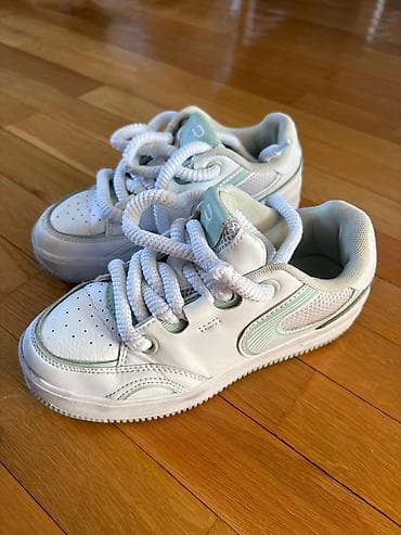 Reebok Classic ženske patike u beloj boji sa roze detaljima. Ovaj na lalafo.rs — 2 Reebok Classic ženske patike u beloj boji sa roze detaljima. Ovaj — 2