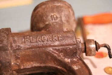 Ostalo: Masina za mlevenje desetka Made in romanija, rucna masina za mlevenje na lalafo.rs — 2 Ostalo: Masina za mlevenje desetka Made in romanija, rucna masina za mlevenje — 2