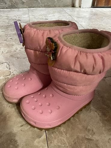 Dečje zimske čizme Crocs, model 207683, veličina C10. - Boja: roze - na lalafo.rs — 2 Dečje zimske čizme Crocs, model 207683, veličina C10. - Boja: roze - — 2