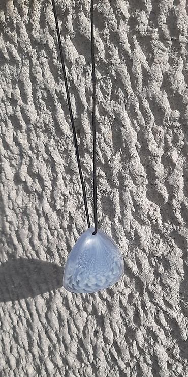 Retro plavi privezak u obliku školjke Privezak je iz 90-tih godina na lalafo.rs — 7 Retro plavi privezak u obliku školjke Privezak je iz 90-tih godina — 7