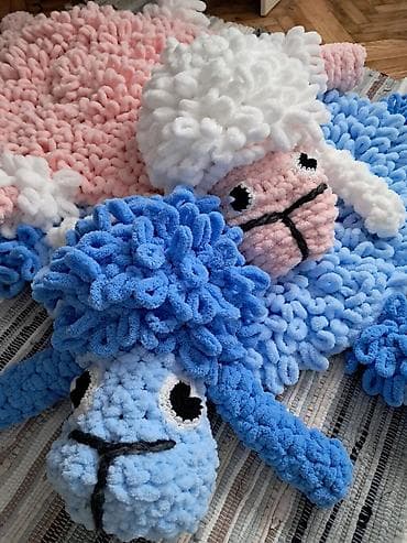 Ručno rađeni pufnasti dečiji tepisi u obliku ovčice. - Materijal na lalafo.rs — 2 Ručno rađeni pufnasti dečiji tepisi u obliku ovčice. - Materijal — 2