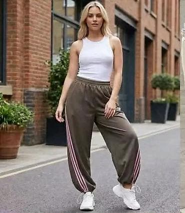 Ženske široke trenerke sa bočnim prugama - Model: baggy/relaxed kroj na lalafo.rs Ženske široke trenerke sa bočnim prugama - Model: baggy/relaxed kroj