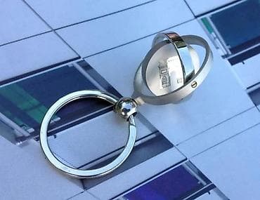 Kanada, Pariz - masivan, rotirajući privezak - original 2kom. cena za na lalafo.rs — 9 Kanada, Pariz - masivan, rotirajući privezak - original 2kom. cena za — 9