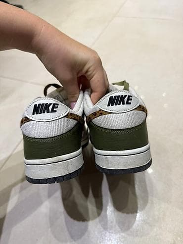 Nike patike – niske, model sa kožnim panelima - Boje: bela podloga na lalafo.rs — 5 Nike patike – niske, model sa kožnim panelima - Boje: bela podloga — 5