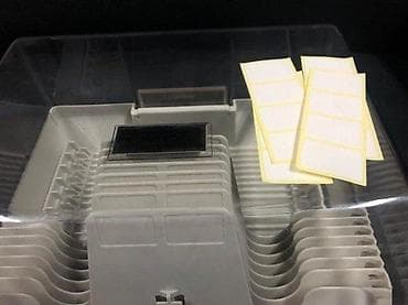 Stoni stalak za CD DVD diskove sa bravom; Dva ključa; U ekstra stanju na lalafo.rs — 2 Stoni stalak za CD DVD diskove sa bravom; Dva ključa; U ekstra stanju — 2