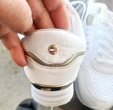 Patike Tommy Hilfiger u beloj boji sa zlatnim detaljima, dizajnirane na lalafo.rs — 7 Patike Tommy Hilfiger u beloj boji sa zlatnim detaljima, dizajnirane — 7