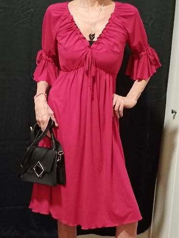 Haljina u boji ciklame, midi dužina. - Kroj: A-linija, visoki struk sa na lalafo.rs Haljina u boji ciklame, midi dužina. - Kroj: A-linija, visoki struk sa