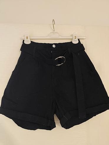 Crne ženske kratke pantalone sa kaišem. Pantalone imaju visok struk i na lalafo.rs Crne ženske kratke pantalone sa kaišem. Pantalone imaju visok struk i