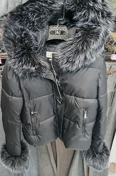 01. Ženska kratka štepana jakna sa kapuljačom. Ovaj model jakne ima na lalafo.rs — 1 01. Ženska kratka štepana jakna sa kapuljačom. Ovaj model jakne ima — 1