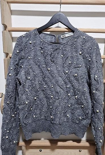 Zara džemper, siva boja, ukrašen biserima (nijedan ne fali). Model sa na lalafo.rs Zara džemper, siva boja, ukrašen biserima (nijedan ne fali). Model sa