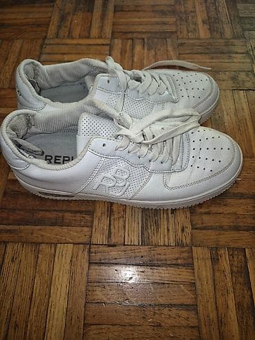 Patike su nosene.Pozadi je stavljen deo kod obucara jer je tu izbila na lalafo.rs — 2 Patike su nosene.Pozadi je stavljen deo kod obucara jer je tu izbila — 2