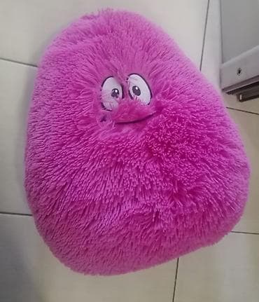 Mekani plišani jastuk/plišanka – ljubičasto‑roze “pufna” sa očima i na lalafo.rs — 4 Mekani plišani jastuk/plišanka – ljubičasto‑roze “pufna” sa očima i — 4