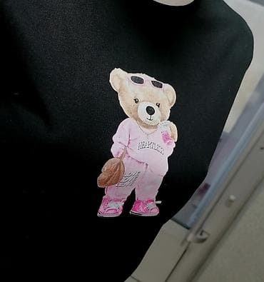 Crna ženska majica kratkih rukava sa printom medveda obučenog u roze na lalafo.rs — 1 Crna ženska majica kratkih rukava sa printom medveda obučenog u roze — 1