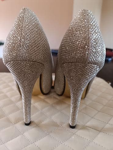 Salonke, par puta obuvene, za svecane prilike. Br 37, visina stikle na lalafo.rs Salonke, par puta obuvene, za svecane prilike. Br 37, visina stikle