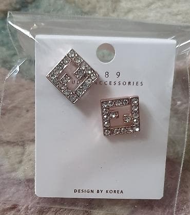 Cc logo chanel mindjuše kvadrat sa znakom. Bele i srebrne, bižuterija at lalafo.rs — 7 Cc logo chanel mindjuše kvadrat sa znakom. Bele i srebrne, bižuterija — 7