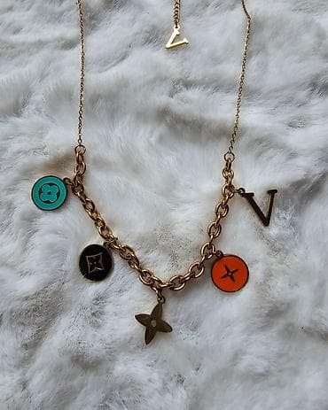LV Louis Vuitton ogrlica sa privescima. zlatna za zlatnim privescima i na lalafo.rs — 6 LV Louis Vuitton ogrlica sa privescima. zlatna za zlatnim privescima i — 6