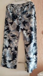 Laganе letnje pantalone sa tropskim printom - Kroj: ravna nogavica na lalafo.rs Laganе letnje pantalone sa tropskim printom - Kroj: ravna nogavica