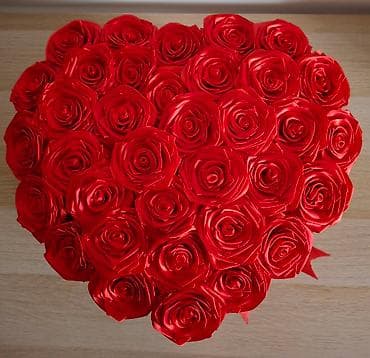 Poklon kutija u obliku srca sa aranžmanom crvenih ruža od satenskih na lalafo.rs — 3 Poklon kutija u obliku srca sa aranžmanom crvenih ruža od satenskih — 3