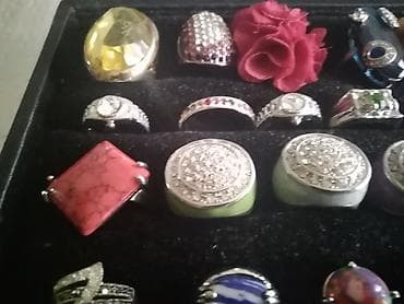 Novi ženski prsteni -svi zajedno-gomila novi različiti - ima po neki i na lalafo.rs — 4 Novi ženski prsteni -svi zajedno-gomila novi različiti - ima po neki i — 4