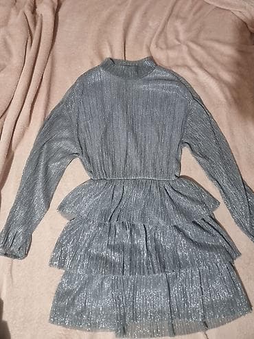 Zara haljina – srebrno siva, plisirana sa diskretnim sjajem. Model sa na lalafo.rs — 1 Zara haljina – srebrno siva, plisirana sa diskretnim sjajem. Model sa — 1