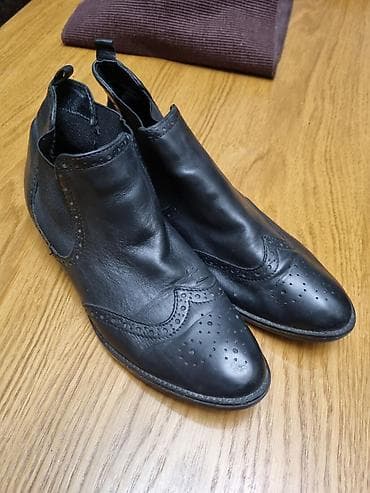 Crne kožne gležnjače u brogue stilu - Materijal: prirodna koža - na lalafo.rs — 1 Crne kožne gležnjače u brogue stilu - Materijal: prirodna koža - — 1