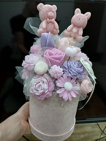 Dekorativni aranžman od parafina u poklon kutiji - Raskošan buket na lalafo.rs — 3 Dekorativni aranžman od parafina u poklon kutiji - Raskošan buket — 3