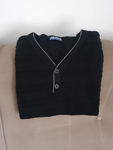 Muški pamučni džemper sa V‑izrezom i dva dugmeta - Boja: crna sa na lalafo.rs — 1 Muški pamučni džemper sa V‑izrezom i dva dugmeta - Boja: crna sa — 1