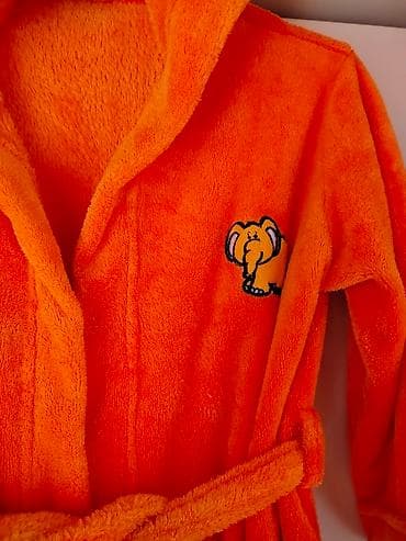 Dečiji bade mantil vel.134 (8/9) god.Odličan sa kapuljačom i džepovima na lalafo.rs — 2 Dečiji bade mantil vel.134 (8/9) god.Odličan sa kapuljačom i džepovima — 2