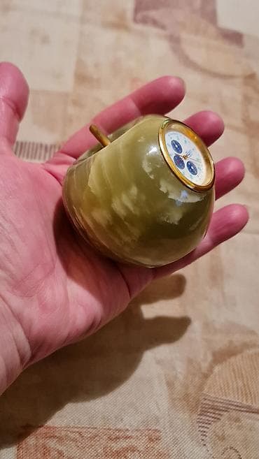 Dekorativni stoni sat u obliku jabuke od prirodnog oniksa - na lalafo.rs — 5 Dekorativni stoni sat u obliku jabuke od prirodnog oniksa - — 5