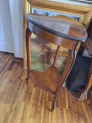 Stilski klub stolovi: Stilizovani stocic, etazer, sa plocama u obliku srca. Dimenzija ploce na lalafo.rs — 2 Stilski klub stolovi: Stilizovani stocic, etazer, sa plocama u obliku srca. Dimenzija ploce — 2