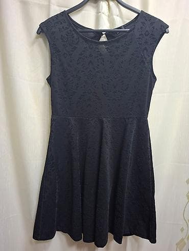 Crna elegantna haljina A‑kroja sa reljefnim baroknim/floralnim na lalafo.rs — 2 Crna elegantna haljina A‑kroja sa reljefnim baroknim/floralnim — 2