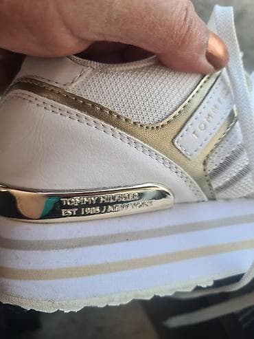 Patike Tommy Hilfiger u beloj boji sa zlatnim detaljima, dizajnirane na lalafo.rs — 3 Patike Tommy Hilfiger u beloj boji sa zlatnim detaljima, dizajnirane — 3